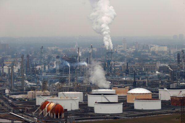The oil tanks and the Bayway Refinery of Phillips 66 in Linden, N.J., on March 30, 2020. (Mike Segar/Reuters)