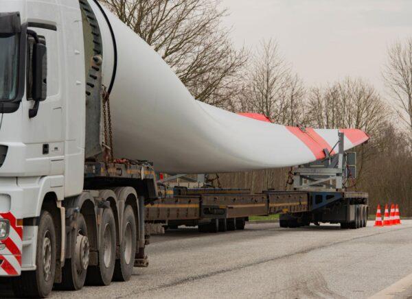 A wind turbine arm being transported. (Bildagentur Zoonar GmbH/Shutterstock)