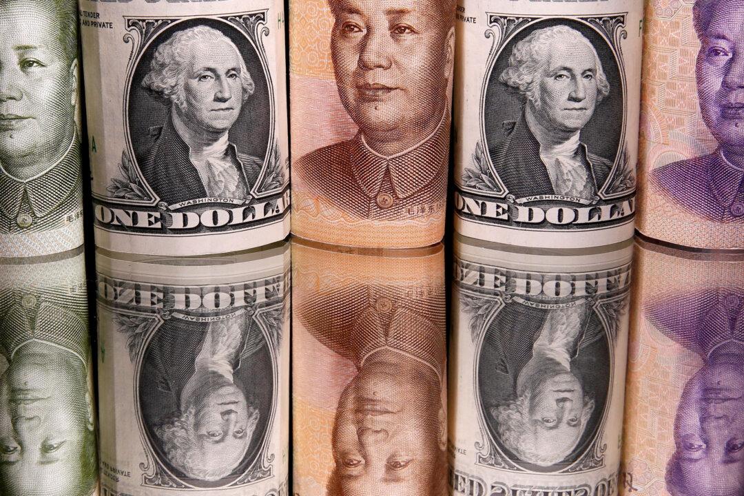 Dollar Heads for Another Strong Week, Yuan Weakens Past Key Level