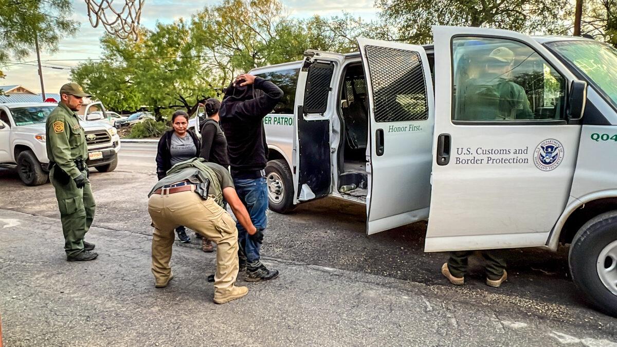 Border Patrol agents take into custody several illegal immigrants who were being smuggled from the U.S.–Mexico border to San Antonio, in Brackettville, Texas, on Aug. 26, 2022. (Charlotte Cuthbertson/The Epoch Times)