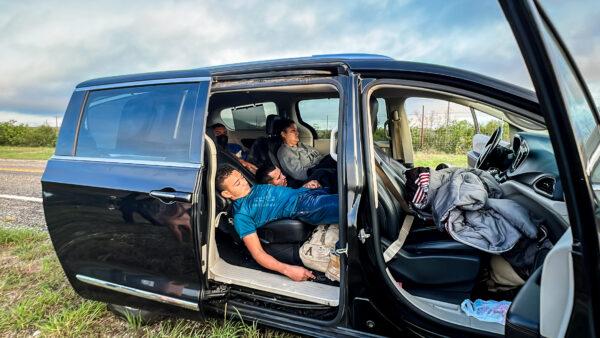 A vehicle containing six illegal immigrants is stopped by Galveston Lt. Constable Paul Edinburgh as they were being smuggled from the U.S.–Mexico border by a couple from Oklahoma, in Kinney County, Texas, on Aug. 28, 2022. (Charlotte Cuthbertson/The Epoch Times)