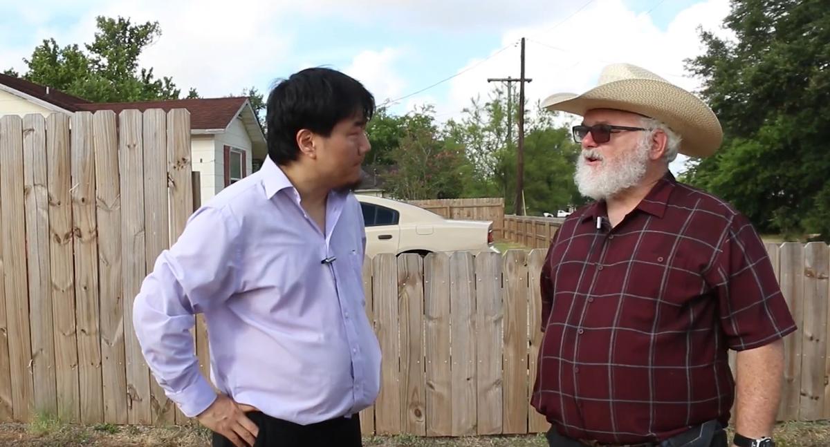 Charlie Minn (L) talks with Stephen Willeford in “Miracle on 4th Street” (Gravitas Ventures)