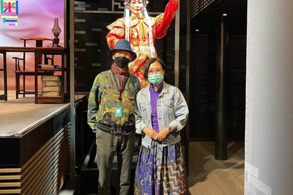 Law Kar-ying and his wife Lisa Wang attend the West Kowloon Tea House Theater to watch a Cantonese opera performance on Sept. 16, 2022. Behind them, is a robot specially made for the show, a replica of Law. (Lisa Wang’s official Facebook page/Screenshot via The Epoch Times))