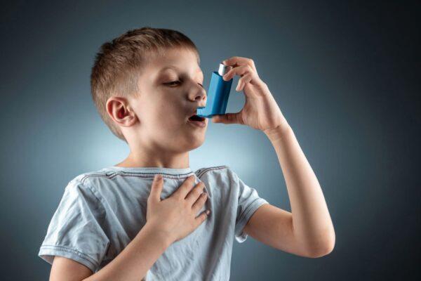 Researchers found the risk of non-allergic asthma in children increased by 59 per cent if their fathers were exposed to second-hand smoke in childhood. (Aliaksandr Marko/Adobe Stock)