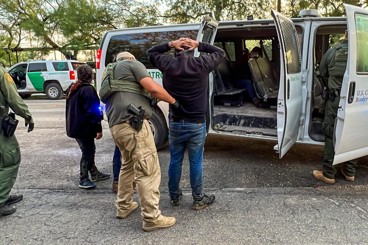 Border Patrol agents take into custody several illegal immigrants smuggled from the U.S.–Mexico border to San Antonio, in Brackettville, Texas, on Aug. 26, 2022. (Charlotte Cuthbertson/The Epoch Times)
