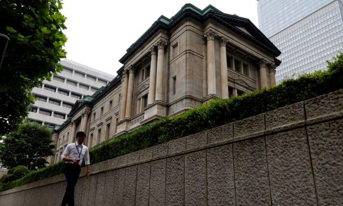 BOJ Seen Sticking to Ultra-Low Rates, Defy Global Rate Hike Rush
