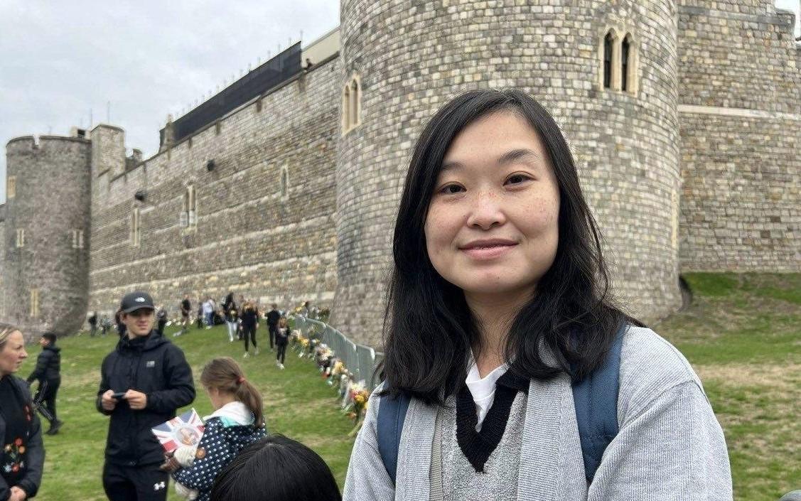 Ms. Chiu makes a special trip to Windsor to pay her respect to the late Queen in the UK on Sept.19, 2022. (Ying Cheung/The Epoch Times)