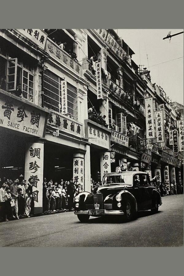 A view along Queen’s Road Central, by James Chung, showing Hongkongers of all ages to get a glimpse of the Duke of Edinburgh during his visit to Hong Kong in 1959. (Courtesy of Boogie Woogie Photography)