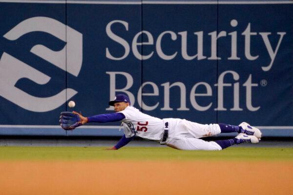 Los Angeles Dodgers right fielder Mookie Betts makes a catch on a ball hit by Arizona Diamondbacks' Carson Kelly during the fourth inning of a baseball game in Los Angeles, on Sept. 20, 2022. (Mark J. Terrill/AP Photo)