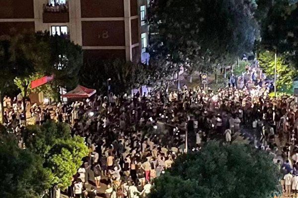 On Sept. 19, large groups of students at the College of International Business and Economics of Wuhan Textile University gathered on campus to protest against a long lockdown and a power outage. (Supplied by interviewee)