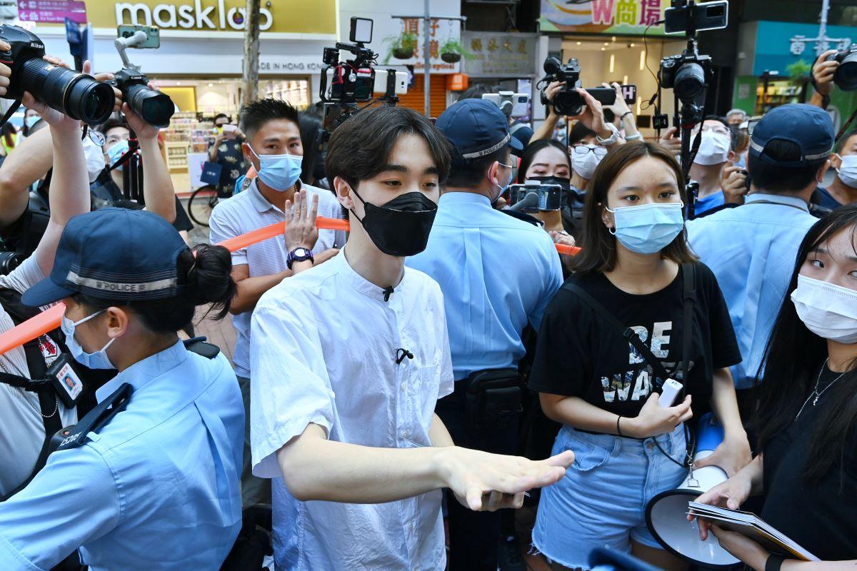 Wong Yat-chin and other organizers of Student Politicism set up street booths and distributed leaflets in Mong Kok to ask the public to remember the Hong Kong Protest demonstration and to stand for continuous resistance, on June 16, 2021. (Sung Pi-Lung/The Epoch Times）