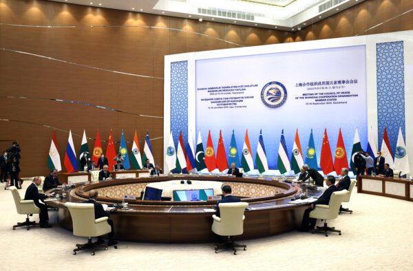 Russian President Vladimir Putin (L) attends the Shanghai Cooperation Organization (SCO) leaders' summit in Samarkand on Sept. 16, 2022. (Sergei Bobylov/Sputnik/AFP via Getty Images)