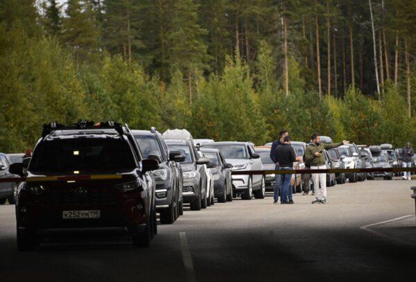Cars coming from Russia wait in long lines at the border checkpoint between Russia and Finland near Vaalimaa on Sept. 22, 2022. (Olivier Morin/AFP via Getty Images)