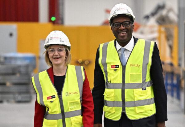 UK Prime Minister Liz Truss and Chancellor of the Exchequer Kwasi Kwarteng visit Berkeley Modular, in Northfleet, England, on Sept. 23, 2022. (Dylan Martinez/WPA Pool/Getty Images)