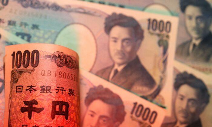 Yen Buoyant After Intervention, Dollar Powers Ahead