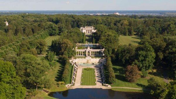 The estate is arranged on a central axis that extends for a third of a mile. The sunken garden appears in the foreground, leading to a grand fountain where it then steps up to the colonnade and reflection pool before arriving at the mansion. (J.H.Smith/Cartiophotos)