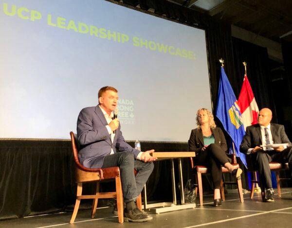 UCP leadership candidate Brian Jean (L) speaks at the Canada Strong and Free Regional Networking Conference 2022 in Red Deer, Alberta, on Sept. 24, 2022. (Noé Chartier/The Epoch Times)