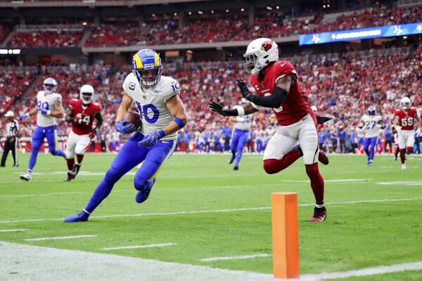Wide receiver Cooper Kupp (10) of the Los Angeles Rams attempt to reach the end zone in the first quarter against the Arizona Cardinals at State Farm Stadium in Glendale, Ariz., on Sept. 25, 2022. (Christian Petersen/Getty Images)