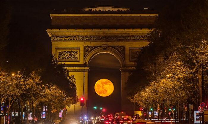 VIDEO: Photographer Captures Time-Lapse of Full Moon Shining Through Arc de Triomphe in Paris