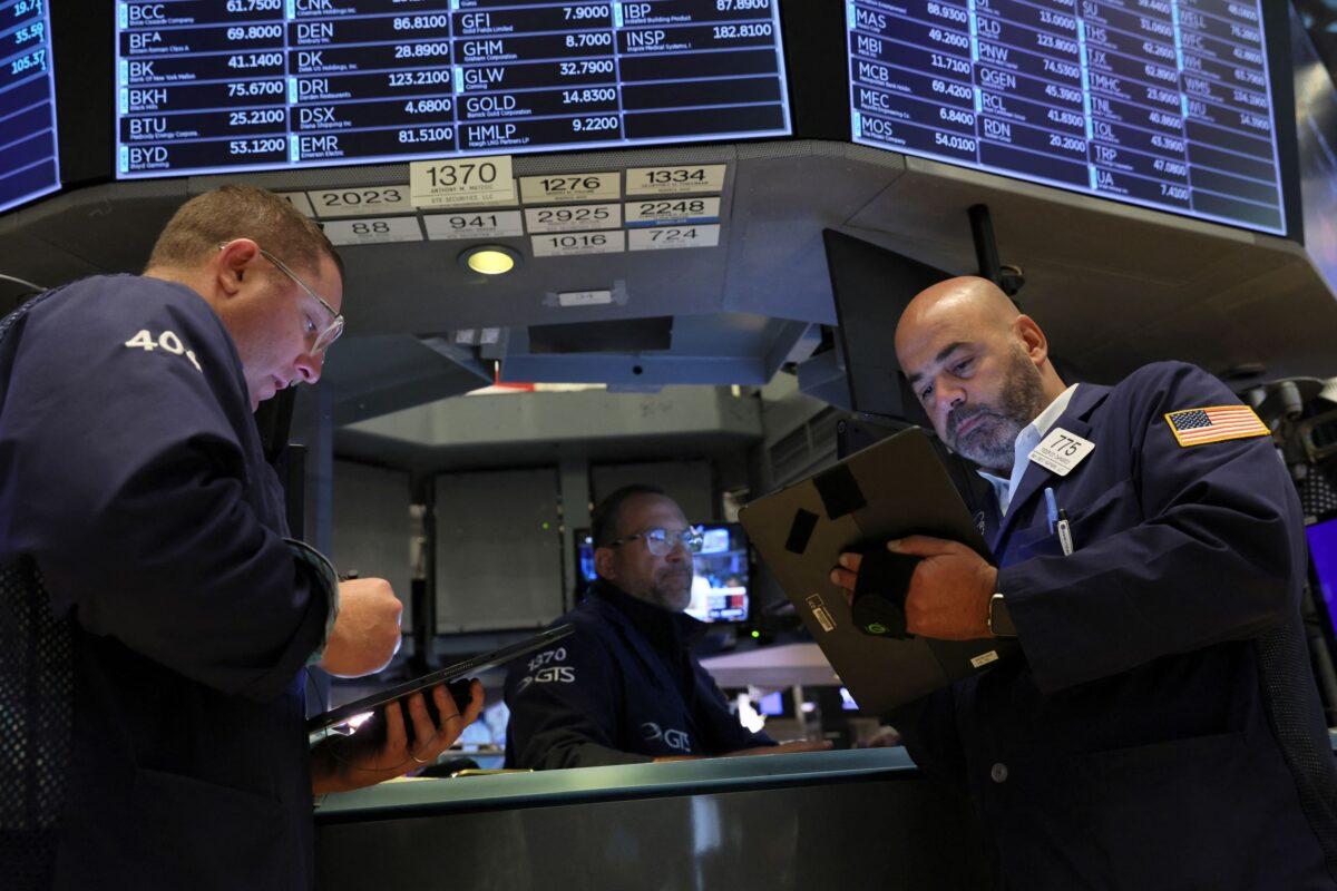 Traders work on the floor of the New York Stock Exchange (NYSE) in New York on Sept. 7, 2022. (Brendan McDermid/Reuters)