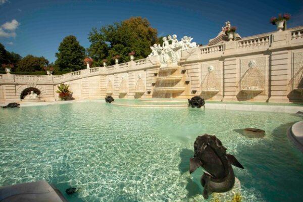 The grand fountain in the sunken garden presides over the basin. Bronze fish animate the fountain basin and cherubs joyfully play atop the cascading water fountain. (J.H.Smith/Cartiophotos)