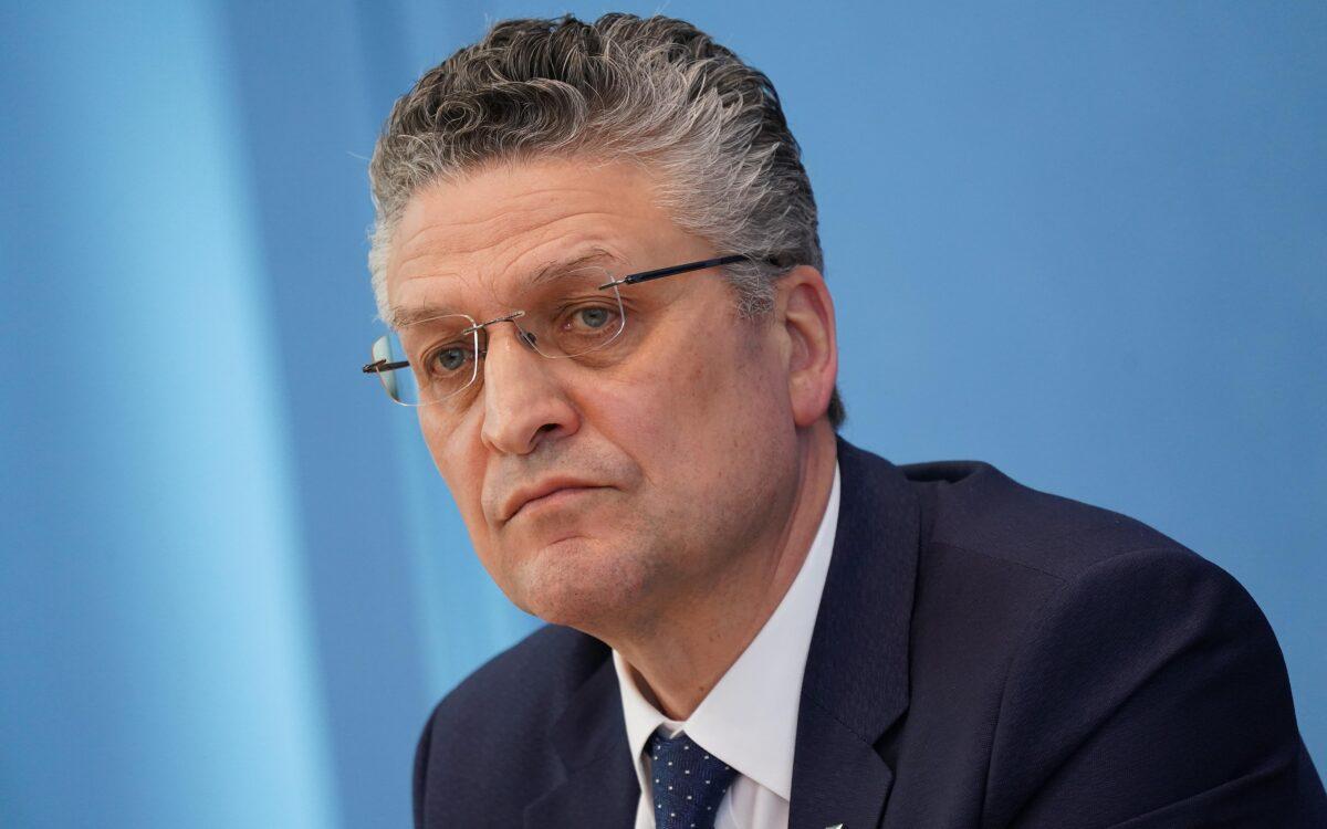  Robert Koch Institute President Lothar Wieler speaks to the media with other health leaders during the coronavirus crisis, in Berlin, Germany, on April 17, 2020. (Sean Gallup/Pool/Getty Images)