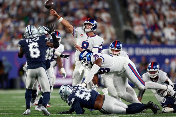 Daniel Jones (8) of the New York Giants throws a pass against the Dallas Cowboys during the second quarter in the game at MetLife Stadium in East Rutherford, N.J., on Sept. 26, 2022. (Elsa/Getty Images)