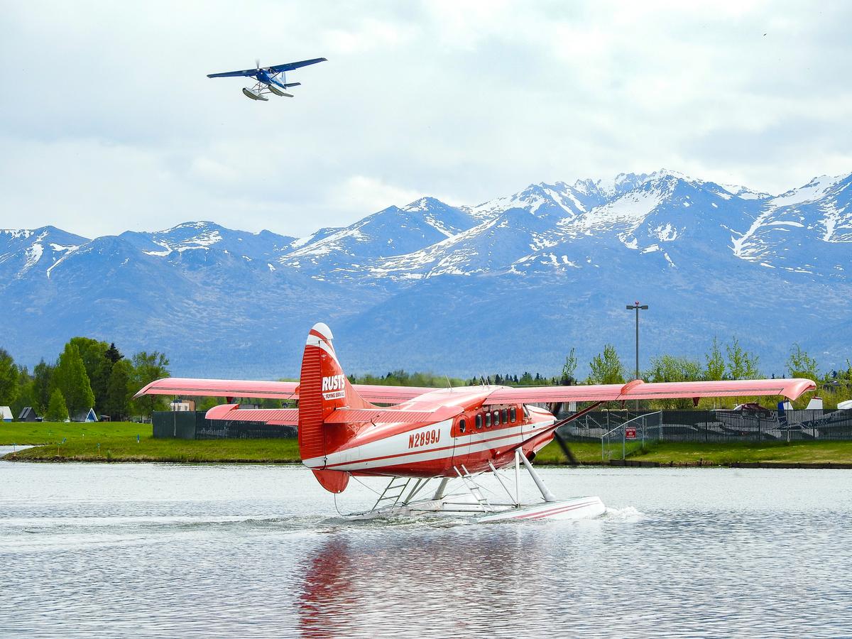 Planes takeoff and taxi at Lake Hood Seaplane Base in Anchorage. (Juno Kim/Visit Anchorage)