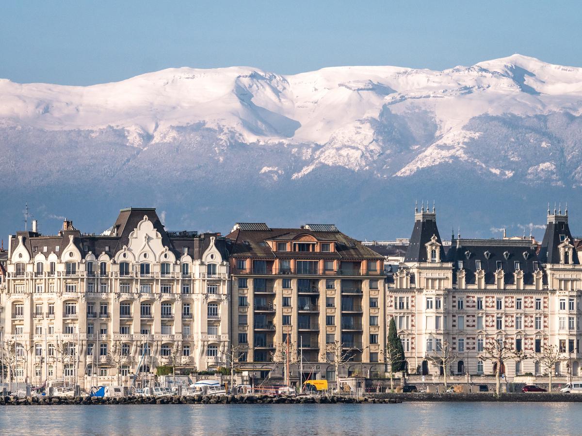 Stately buildings, with mountains in the background. (GenèveTourisme)