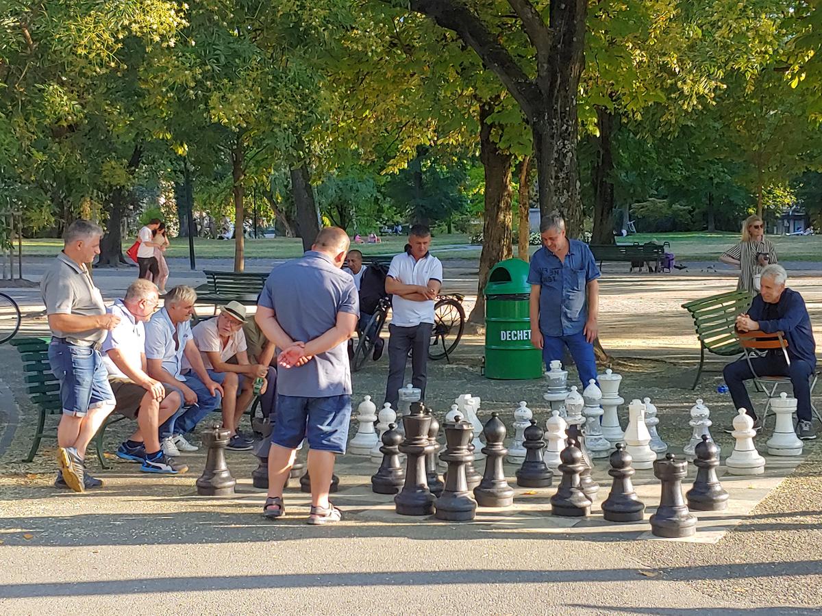 Locals play giant chess in Parc des Bastions. (Wibke Carter)