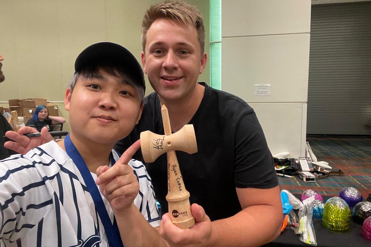 Ho Lam won the trophy in America. What surprised him the most was Niels Duinker (right), a juggler who holds 8 Guinness World Records, who took the initiative to congratulate him and gave his autograph on his kendama. (Courtesy of Pun Ho Lam)