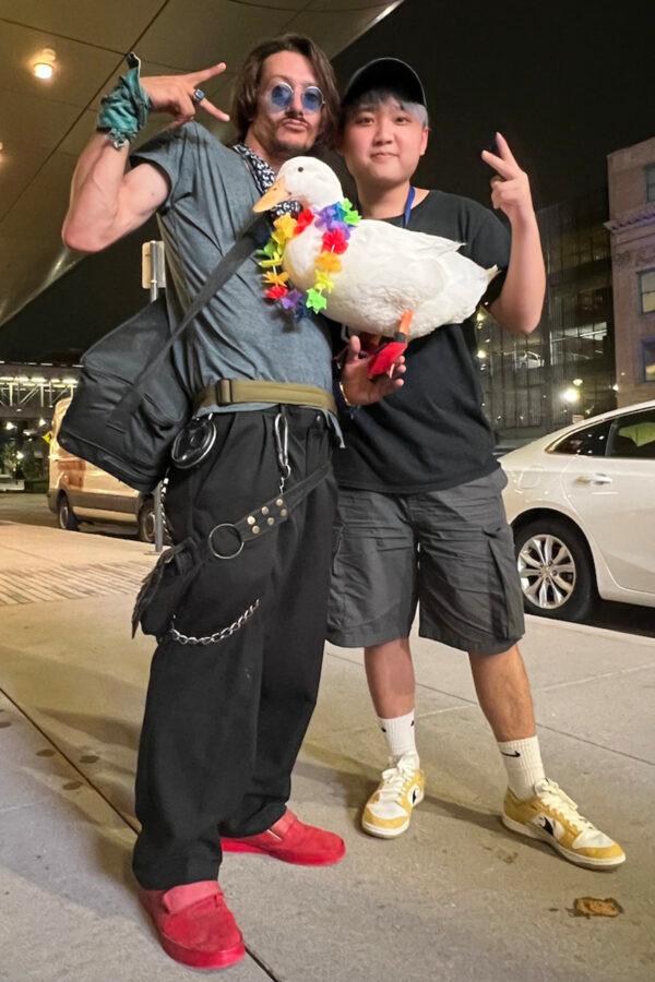 Ho Lam met jugglers from all over the world in the United States. Justin Wood, the owner of the Internet celebrity "Wrinkle the Duck," is also a juggler. (Courtesy of Pun Ho Lam)
