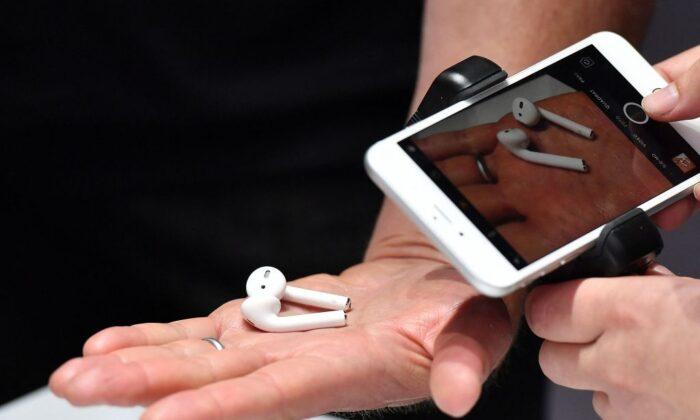 250 Scientists Highlight Concerns With Earbuds
