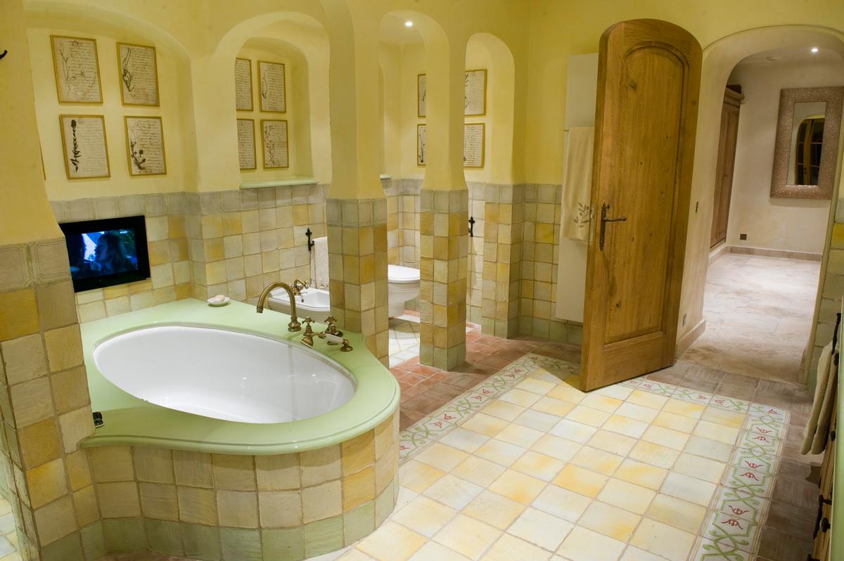 This guest suite’s extraordinary bathroom exudes a luxurious old-world ambiance. (Courtesy of the property owners & Carlton International)