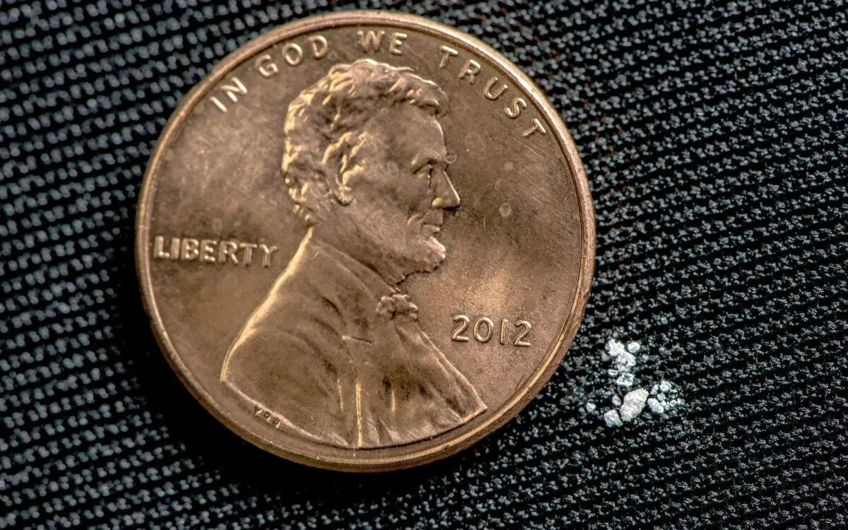 Trump Designates Fentanyl as Weapon of Mass Destruction | USNN World News A lethal dose of fentanyl (2 milligrams) is pictured next to a U.S. penny. (Drug Enforcement Administration)