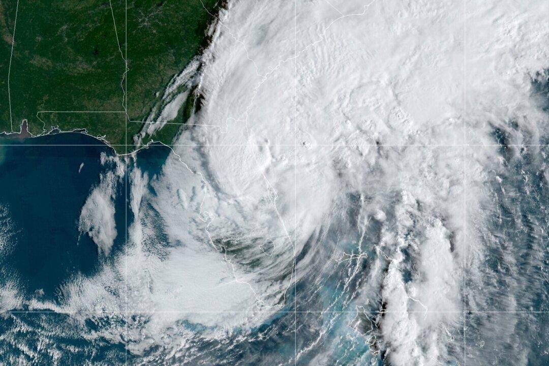 Ian Regains Hurricane Strength as It Heads to South Carolina