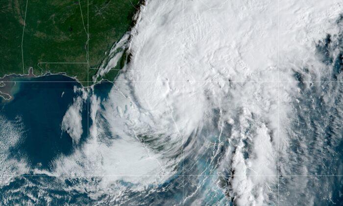 Ian Regains Hurricane Strength as It Heads to South Carolina