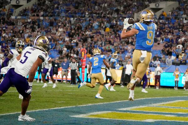 UCLA wide receiver Jake Bobo (9) makes a touchdown catch past Washington safety Alex Cook (5) during the first half of an NCAA college football game in Pasadena, Calif., on Sept. 30, 2022. (Marcio Jose Sanchez/AP Photo)