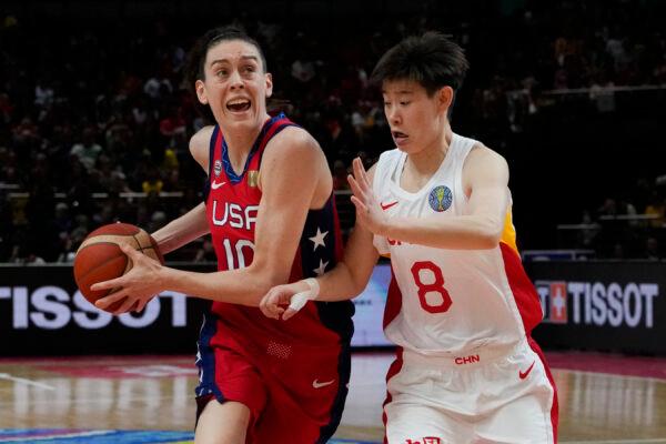 United States' Breanna Stewart runs at China's Jin Weina during their gold medal game at in Sydney, Australia, on Oct. 1, 2022. (Mark Baker/AP Photo)