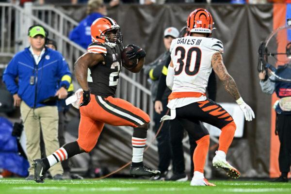 Nick Chubb (24) of the Cleveland Browns carries the ball during the second half of the game against the Cincinnati Bengals at FirstEnergy Stadium in Cleveland, on Oct. 31, 2022. (Nick Cammett/Getty Images)