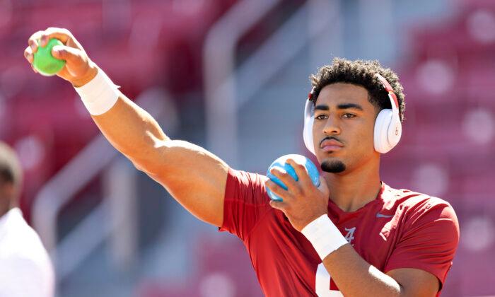 Alabama QB Bryce Young Exits With Apparent Shoulder Injury