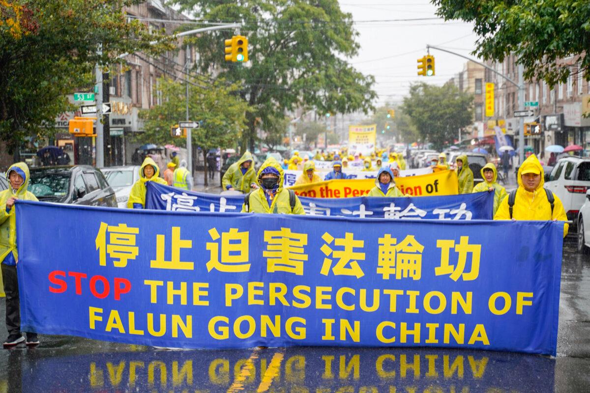 Falun Gong practitioners attend a parade in Brooklyn, New York, on Oct. 2, 2022, to call an end to the Chinese regime's persecution. (Zhang Jingchu/The Epoch Times).