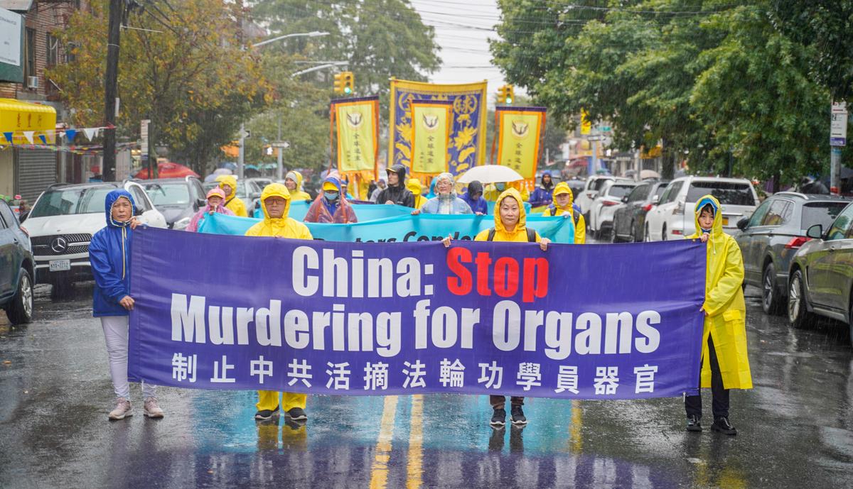 Falun Gong Adherents Brave Rain in Brooklyn to Denounce Chinese Communist Party’s Abuses