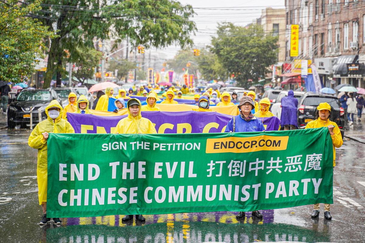 Falun Gong practitioners attend a parade in New York, on Oct. 2, 2022, to call for an end to the Chinese regime's persecution. (Zhang Jingchu/The Epoch Times).