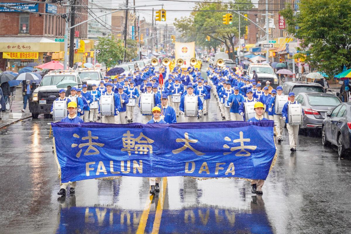 Members of the Falun Gong marching band at a parade in New York, on Oct. 2, 2022, to call an end to the Chinese regime's persecution. (Zhang Jingchu/The Epoch Times).