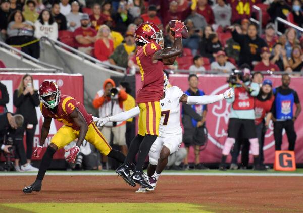 Mario Williams (4) of the USC Trojans catches a touchdown pass from Caleb Williams (13) against Arizona State Sun Devils during the first half of the game at United Airlines Field at the Los Angeles Memorial Coliseum in Los Angeles, on Oct. 1, 2022. (Kevork Djansezian/Getty Images)
