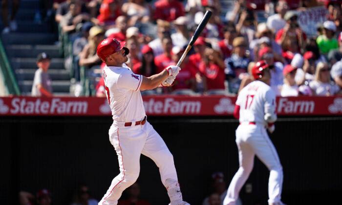 Trout Hits 39th HR, Angels Beat Texas 8–3 for 7th Straight W