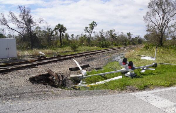 A railroad crossing signal lies useless beside tracks in Punta Gorda, Fla. on Sept. 29, 2022, after Hurricane Ian left a swath of destruction. (Jann Falkenstern/The Epoch Times)