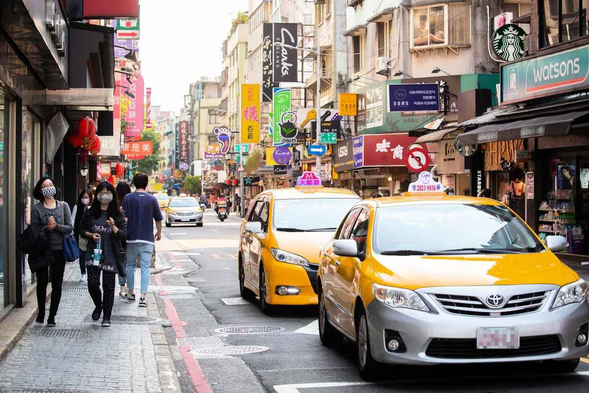 The bustling Yongkang Street in Taipei, Taiwan (Chan Pak-chau/The Epoch Times)