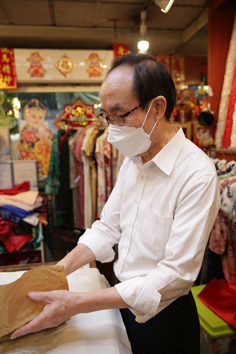 Master Kan Hong-wing, the third-generation successor of the first cheongsam store in Hong Mei Wah Fashion. (Courtesy of Sasa)